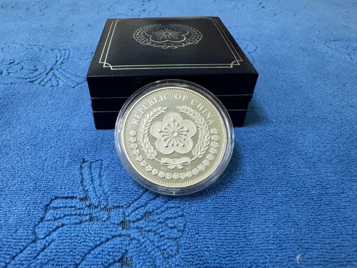 西元1993年發行，梅花癸酉- 雞年生肖紀念銀章，重31.1克，銀925，附原