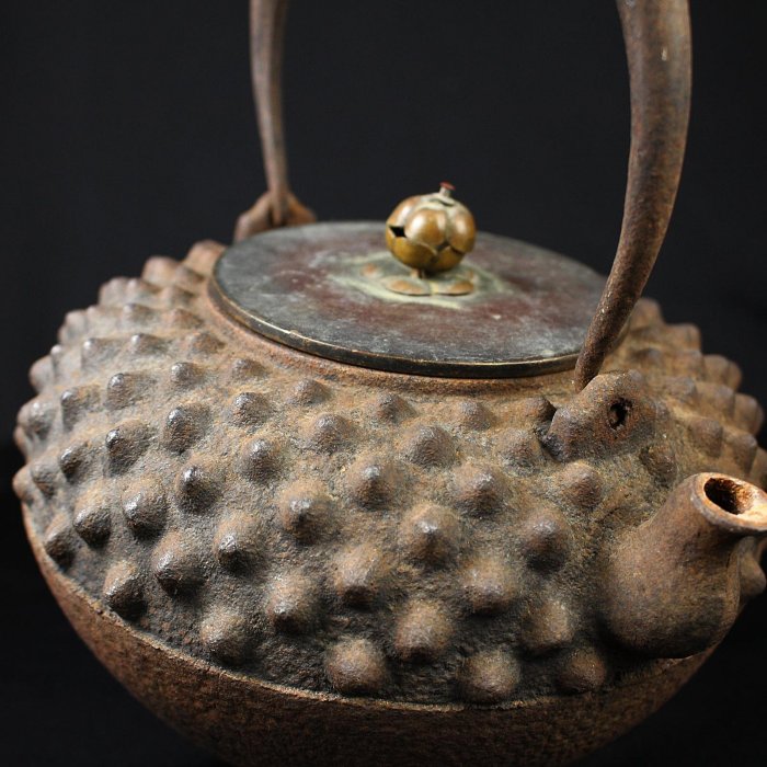 桑園の】日本京都鐵壺龍文堂大鬼霰1.9公斤紫斑銅蓋鐵壺鐵瓶正老件D