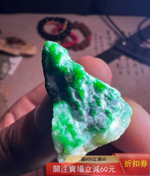 標即賣，天然翡翠原石色料19g，33*25*21mm，水頭不算很長，但色非常好