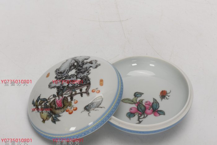 清雍正，琺瑯彩藍料翠邊角博古印合，高6.5厘米，口徑12.2厘米，底徑8