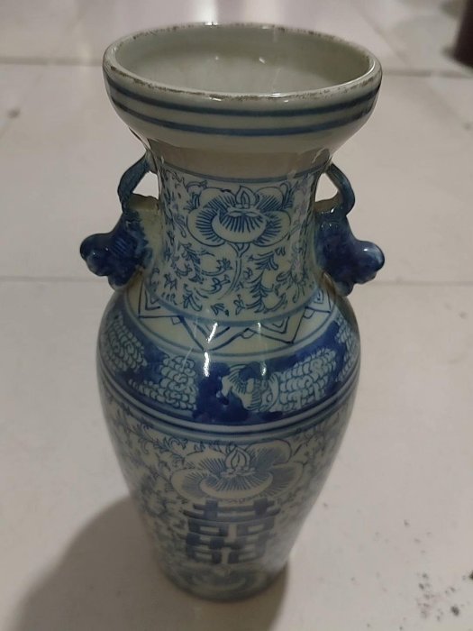 嚴選青花雙喜瓶，高25cm口徑9.5cm，白底青花纏枝蓮紋，獅耳造型生動