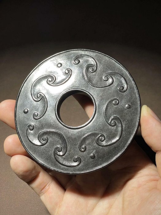 舊藏和田玉提油雙龍壁（的） 尺寸直徑9cm，重173克，籽料玉質，黑提油