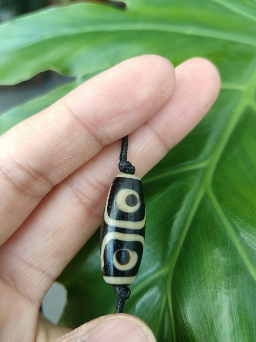 藏傳清代老琉璃天珠尺寸27×11mm 黑白分明線條規整百年工藝老道品相以