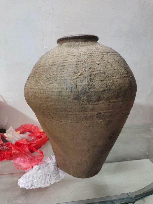 嚴選清代丑罐花瓶，厚實民俗老物件，適合收藏與空間佈置。器形類似梅瓶