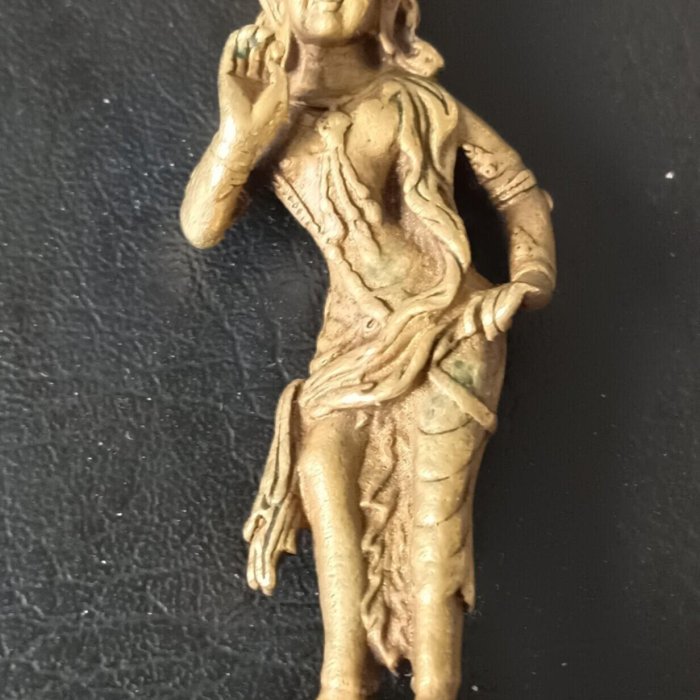 藏區黃銅小佛像，高7.9厘米，銅質材質。佛像造型精美，衣紋流暢，面部