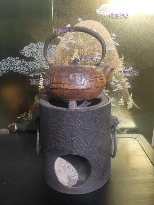 日本小容量鐵壺，小容量豆丁鐵壺，涼爐小鐵壺，手工砂模鑄造，壺身回字紋，短炮口水流暢有力，鐵質 藏品 老貨 收藏 【二手】-7220