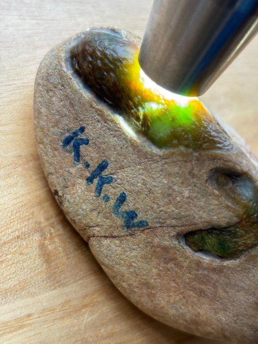 這款嚴選天然翡翠，-origin於達馬坎，融合了黃色與綠色飄花及多彩紋路
