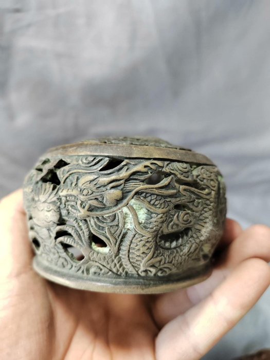 嚴選古銅浮雕龍紋香爐蓋，尺寸：高5.6x宽9cmx內圈8.3cm，重量28克老