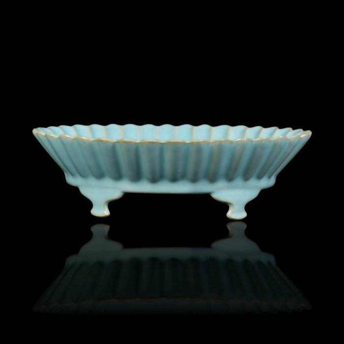 博古珍藏》宋徽宗．汝窯天青釉菊口水仙盆．早期收藏．