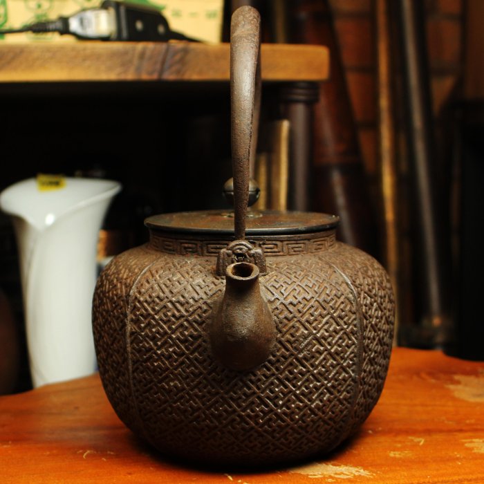 桑園の】正老品日本京都鐵壺模鑄點金卍字紋鐵壺1.6kg 厚銅蓋丸型鐵瓶Q