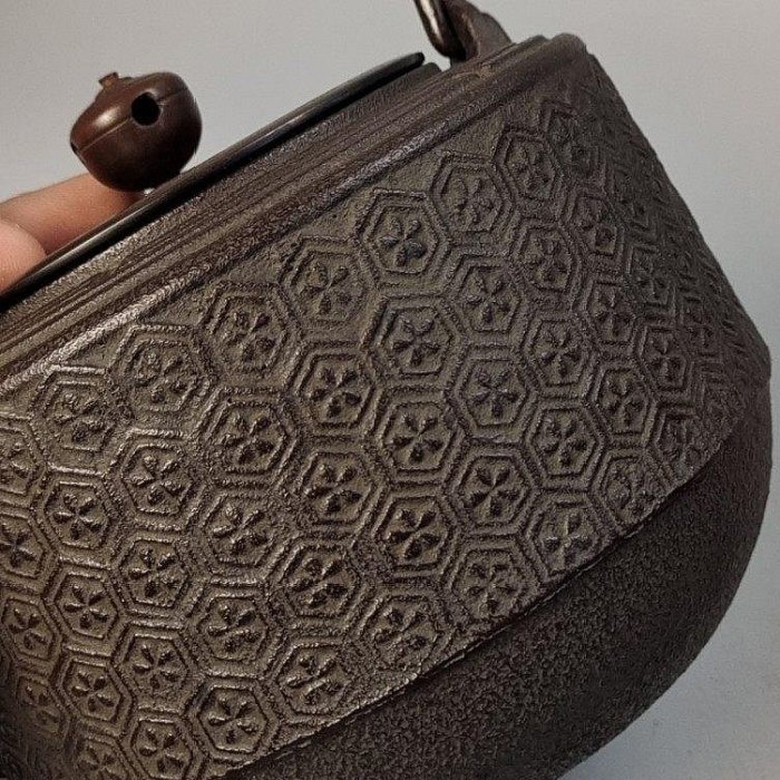 橋本辰敏手工打造日本老壺，龜甲地紋鐵瓶，未使用附原箱高20.4cm 釜師