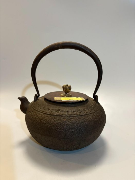 【夢工房】名人 大國寿朗造 斑紫銅 湾曲蓋 平丸形 鉄瓶　身在印　　H-564