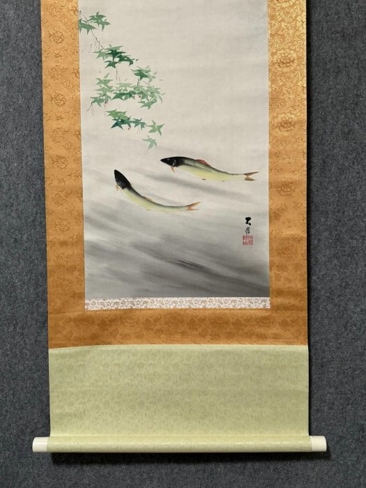 嚴選日本回流魚圖字畫，手工裝裱於娟本綾絹之上，尺寸精巧適合