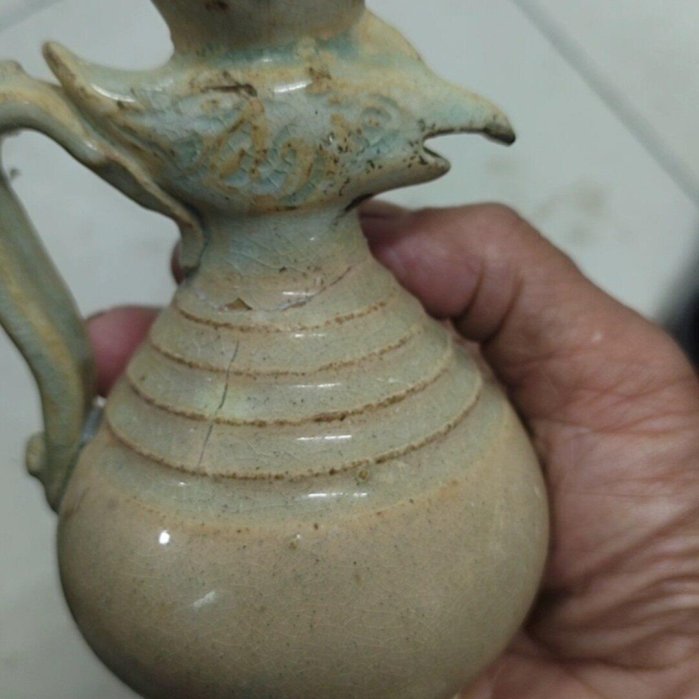 南宋青瓷雞頭壺，釉面自然開片，優美壺身搭配清晰條紋裝飾，高10公分
