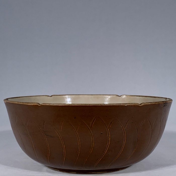 宋定窯醬釉刻花鳥紋葵口碗，高7.5直徑19.5cm，3001568 瓷器官窯汝窯
