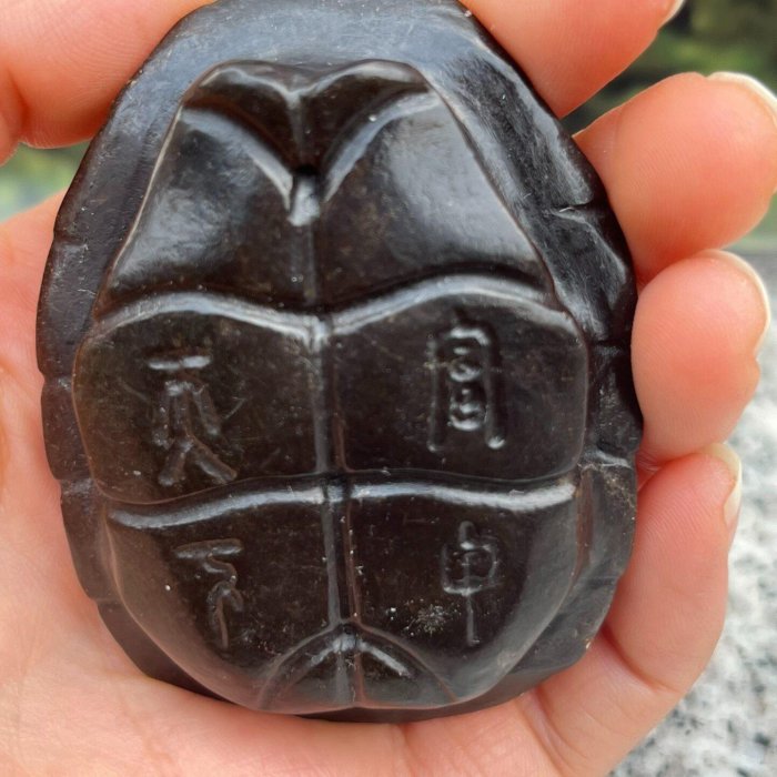 中古 和田玉 富甲天下意匠 甲羅形手把件 玉器 古玩 CL0214 漢.和田玉富甲天下龜殼手把件整體呈龜殼形龜甲紋路清晰底部刻“富甲天下
