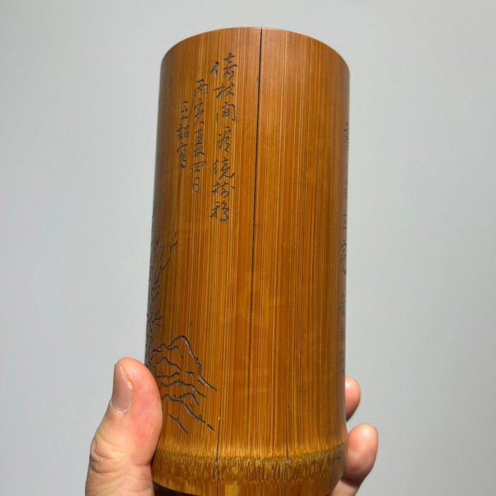 晚清民國竹雕文人山水詩文筆筒，竹質堅實，錶面雕山水人物圖案，精美