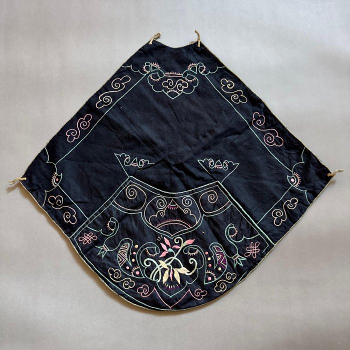 古今)老件黑底刺繡肚兜花卉繡的漂亮配色好看少見清代日據日治老台灣民