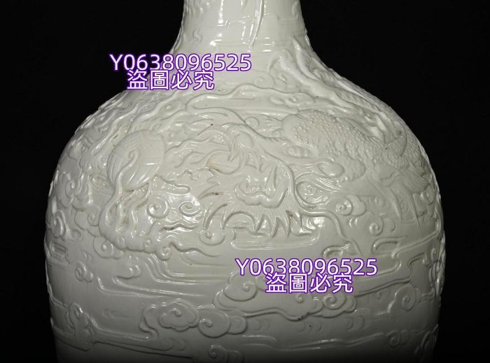 清乾隆年制象牙白釉雕刻龍紋直頸瓶，高32.5×16厘米500643 琺瑯彩青花