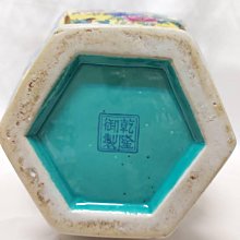乾隆御製六方花鳥琺瑯釉蒜頭瓶景致物體具有立體感，堪稱集清代瓷器藝術