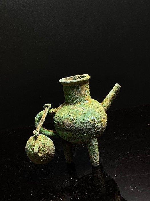 戰漢青銅壺古青銅器戰漢時期青銅執壺，整體造型獨具特色，壺身呈圓潤的