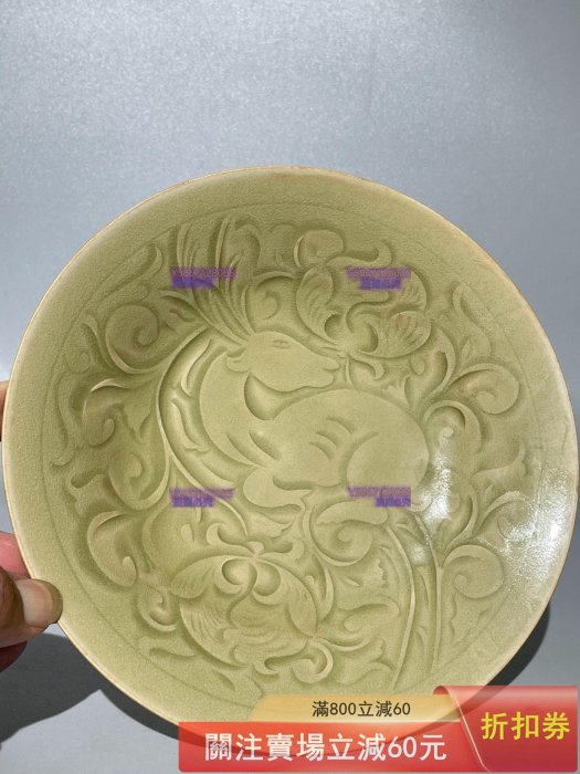 耀州窯盤刻工精湛，刀刀入泥，釉泡綿密，耀州窯的青瓷胎體較薄，釉面