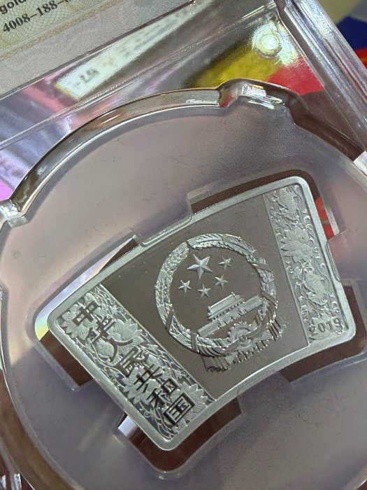 2019年豬年扇形銀幣，中國金幣總公司封裝，面值10元，30克精制銀，帶