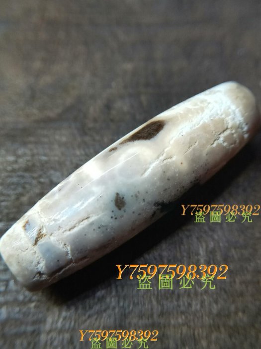 天珠，西藏老礦瑪瑙鈣化白化九眼天珠，風化紋，尺寸39✘12mm，瑪瑙材質