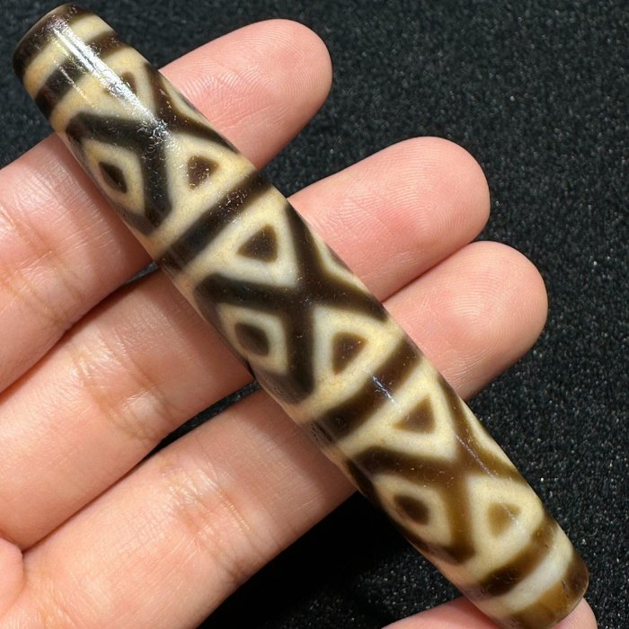 嚴選臺灣工藝精品牙黃金剛虎牙九眼天珠，尺寸約77.5x14.8mm，適合收藏