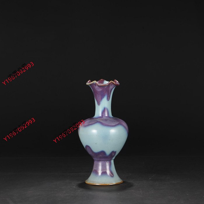 舊藏北宋鈞窯紫紅斑宮廷御用花口大瓶“寶用” 尺寸:高30公分口徑9.5公分 舊藏北宋鈞窯紫紅斑宮廷御用花口大瓶“寶用” 尺寸:高30公分口徑9.5公分