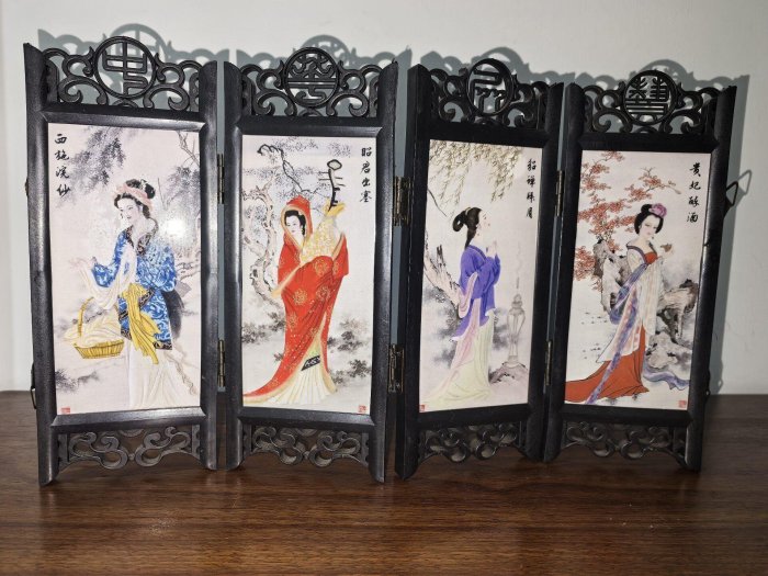 中華陶瓷四大美女屏風擺件，精美畫面細節豐富，工藝考究，尺寸28×39.6
