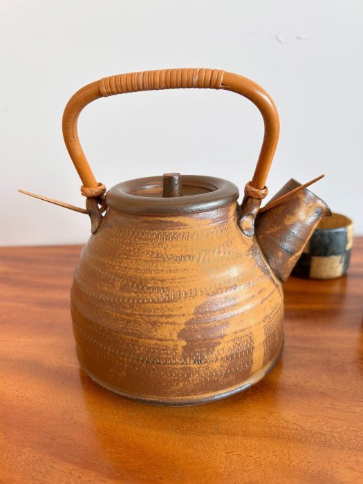 嚴選日本手作南蠻燒茶具組，竹編提梁壺配5杯，古樸大氣一口鍾南蠻燒壺