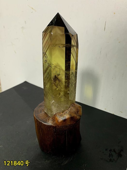 幸運星水晶17CM天然茶黃水晶柱擺件幻影千層山原石打磨旺財調風水鈦晶紫