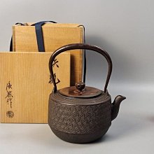 橋本辰敏手工打造日本老壺，龜甲地紋鐵瓶，未使用附原箱高20.4cm 釜師