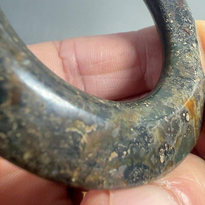 戰國時代瑪瑙三才環，皮殼熟舊自然，展現天地人和諧美學，包漿厚實