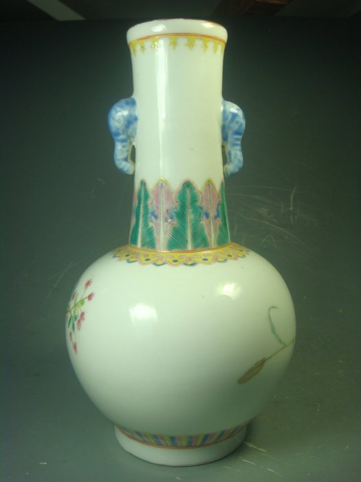 清晚期粉彩洞石花卉小天球瓶(大清嘉慶年製款) | Yahoo拍賣