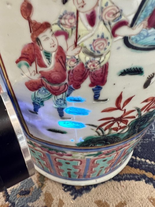 清代時期，同治粉彩故事人物大花瓶，滿粉彩，兩面幾十個人物，口沿有磕