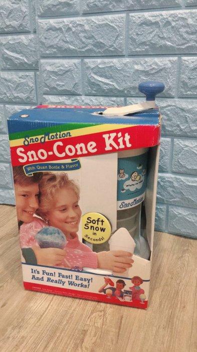 魯魯米二手屋~ 水果冰沙機手搖刨冰機 迷妳家用手動小型碎冰機綿綿冰