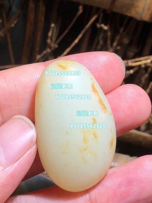 出一新疆和田玉紅皮白玉籽料重量20克，尺寸38、23、13mm。天然吊墜料