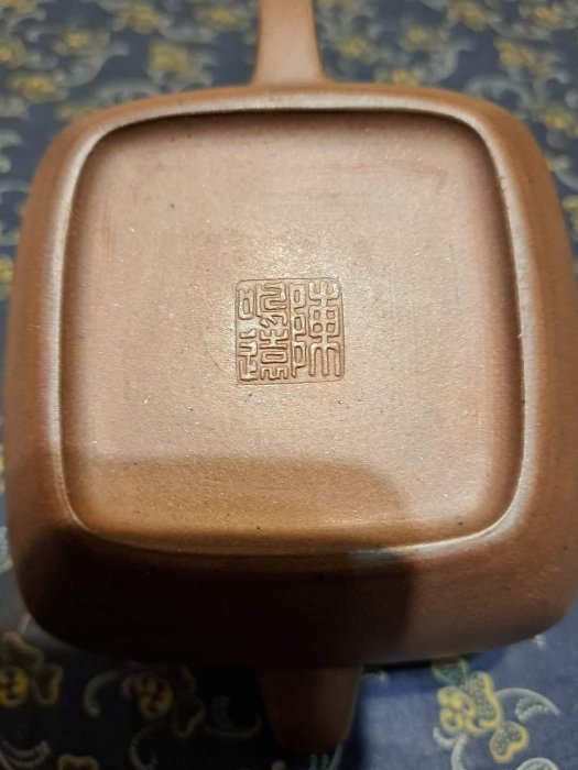 清早期·陳鳴遠制紫泥無垢壺500cc。款識：陳鳴遠（器身款）；鳴遠（刻款