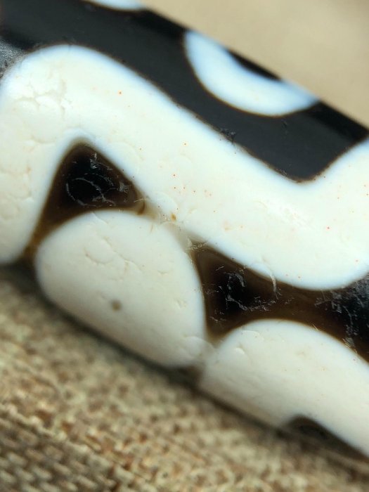 嚴選罕見藏傳瓷白九眼天珠，對孔45.9mm，直徑14.5mm，高油潤肉強光不透