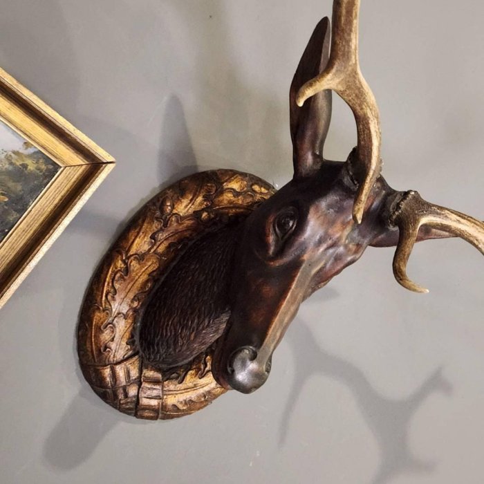 刀掛け 武具 二本掛け 兜置物 骨董品 古美術品 木彫 兜 鹿角 太刀 刀台 鹿 刀掛け ◇櫟◇ 古美術品 木彫 兜形鹿角刀掛 83cm 二