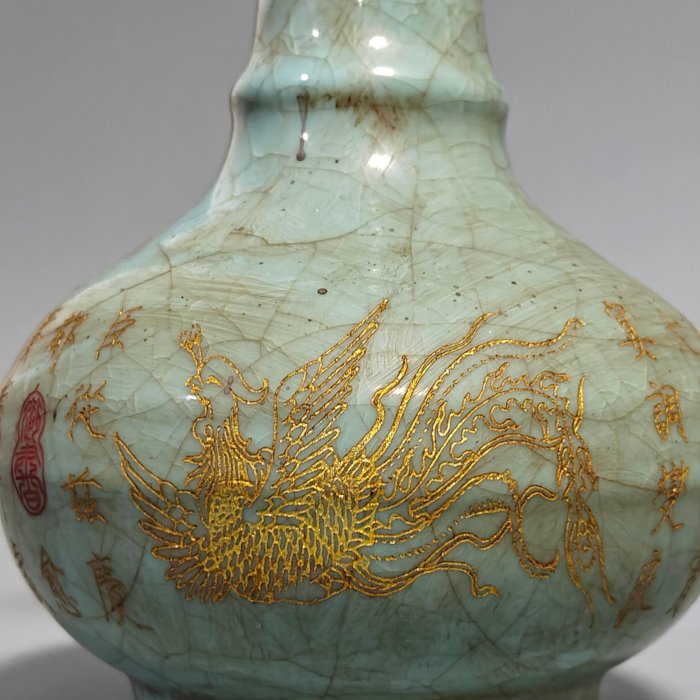 收藏品！宋官窯汝瓷冰裂紋冰花刻字描金賞瓶擺件：該