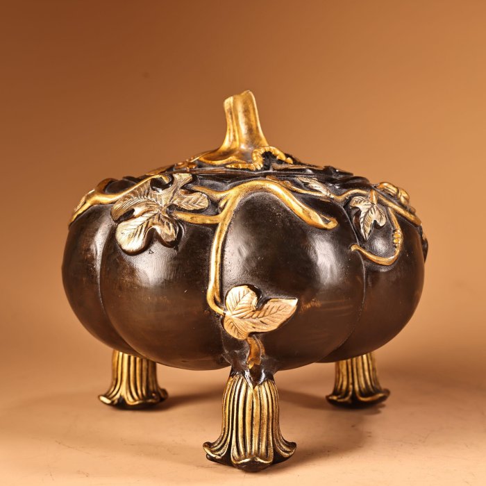 中国古美術品・珍品純銅製・高浮彫鎏金繍球香炉香囊・透彫・熏香炉・檀木箱付・香道具 珍品舊藏收純銅銅高浮雕工藝鎏金銀南瓜形狀熏香爐工藝精湛器形精美重