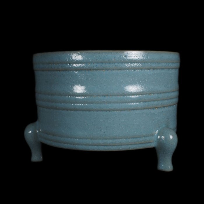 博古珍藏》宋．汝窯天青釉弦紋三足尊式爐．