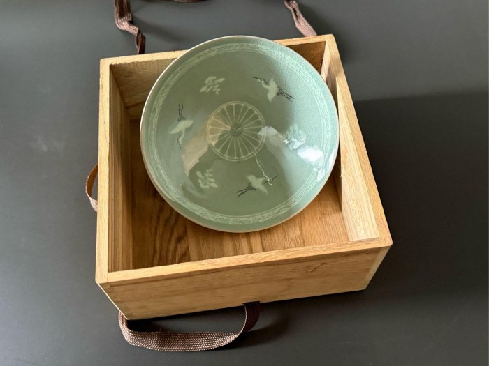 真品現貨】韓國名家抹林窯李奇休（玄）作高麗青瓷鑲嵌雲鶴紋茶碗附原裝