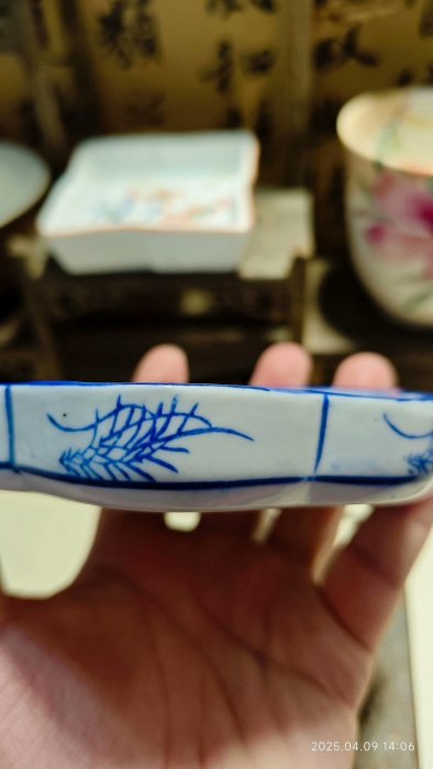 這是一件具歷史風味的日制瓷器，葵口六邊形的筆洗搭配雙龍祥雲青花圖案