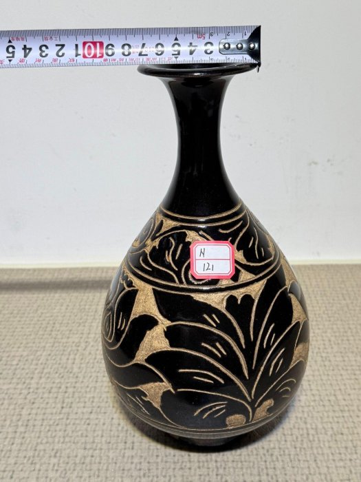磁州窯黑釉玉壺春瓶，胎體乾爽厚重，金工牡丹紋飾精緻，適合收藏擺置