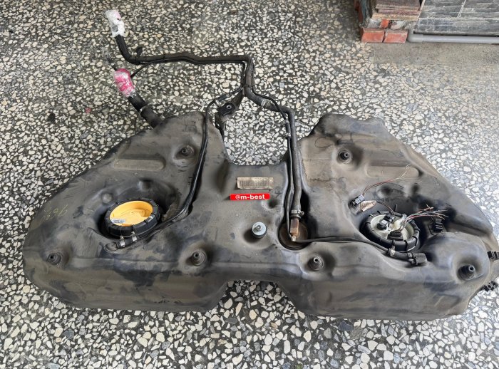 BENZ W211 油箱 塑膠 歐規 (美規可改)(二手拆車品)(***免運費***) 2114702402