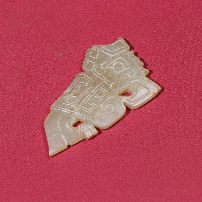 臻品旧藏，和田白玉凤鸟佩包浆厚重沁色入骨，工艺精湛，犀利民藏绝佳珍